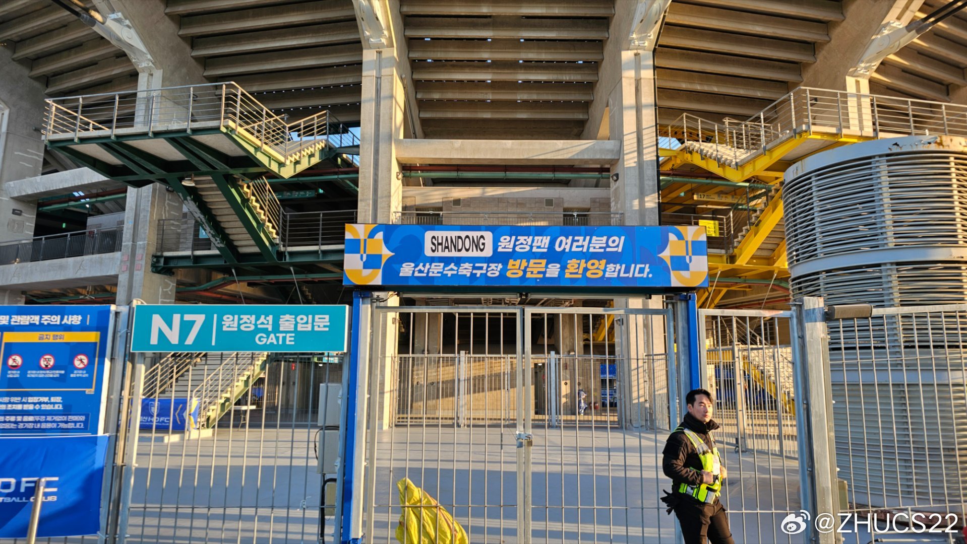  博主：蔚山現(xiàn)場(chǎng)工作人員、轉(zhuǎn)播車、安保在準(zhǔn)備撤場(chǎng)，場(chǎng)外一片安靜