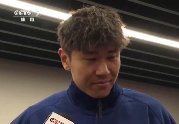  鐵漢柔情！三鎮(zhèn)球員劉奕鳴探望患病小球迷時(shí)哽咽
