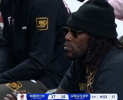  哦呦？你來了！新疆新外援哈雷爾場邊觀戰(zhàn)新疆主場vs深圳的比賽