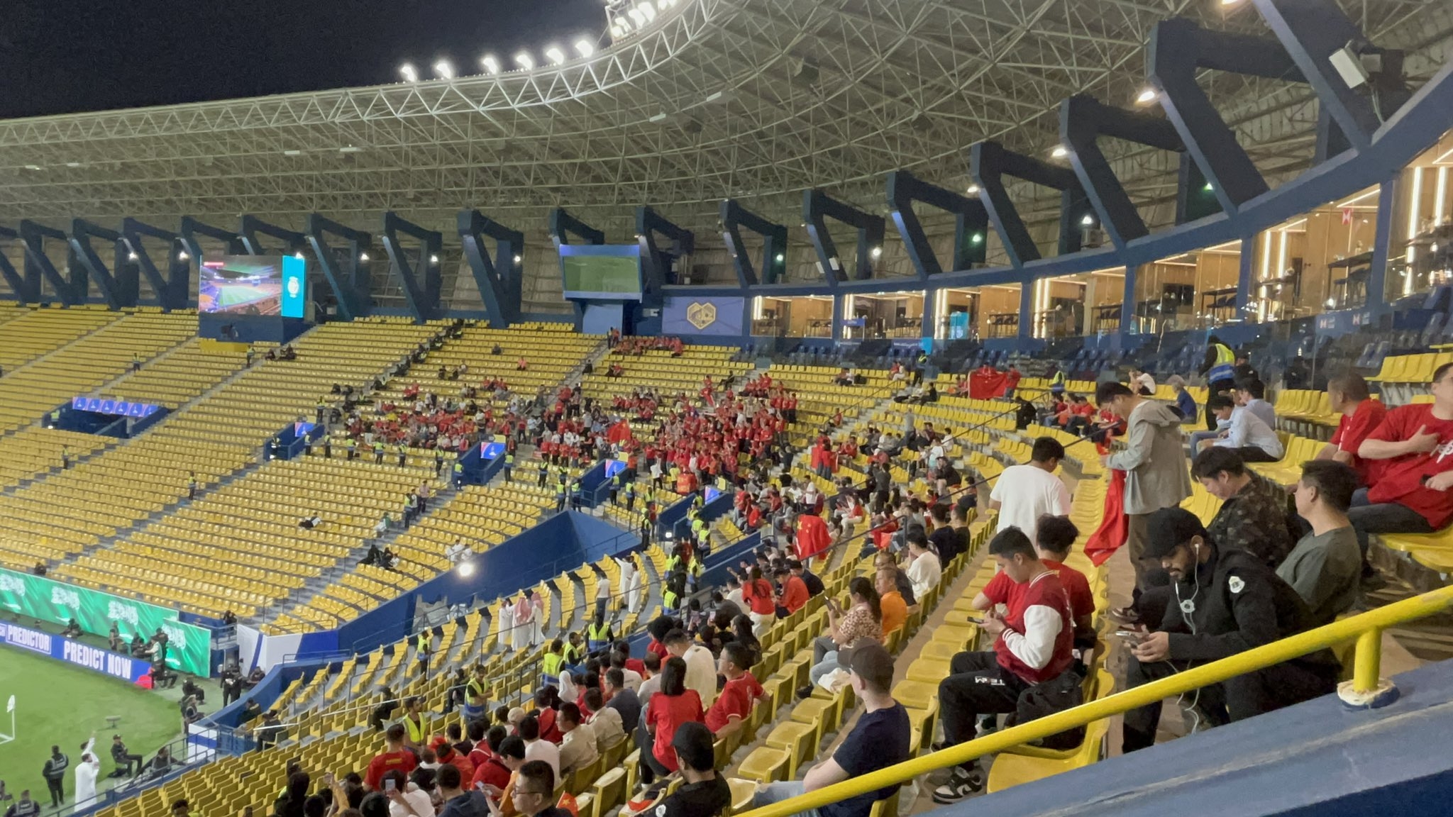  球票已售罄！中國球迷已經(jīng)入場，坐在球場上層沙特球迷區(qū)上方