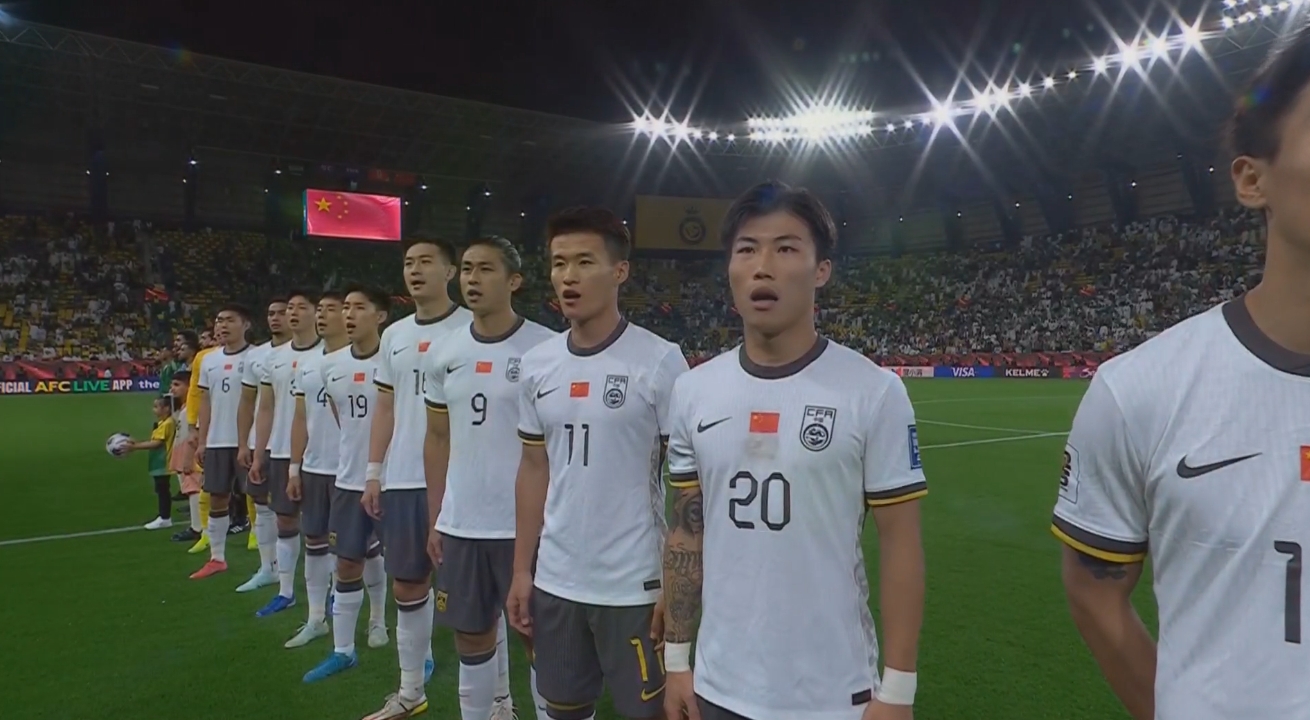  大戰(zhàn)一觸即發(fā)！賽前國(guó)歌儀式，國(guó)足首發(fā)11人高唱國(guó)歌