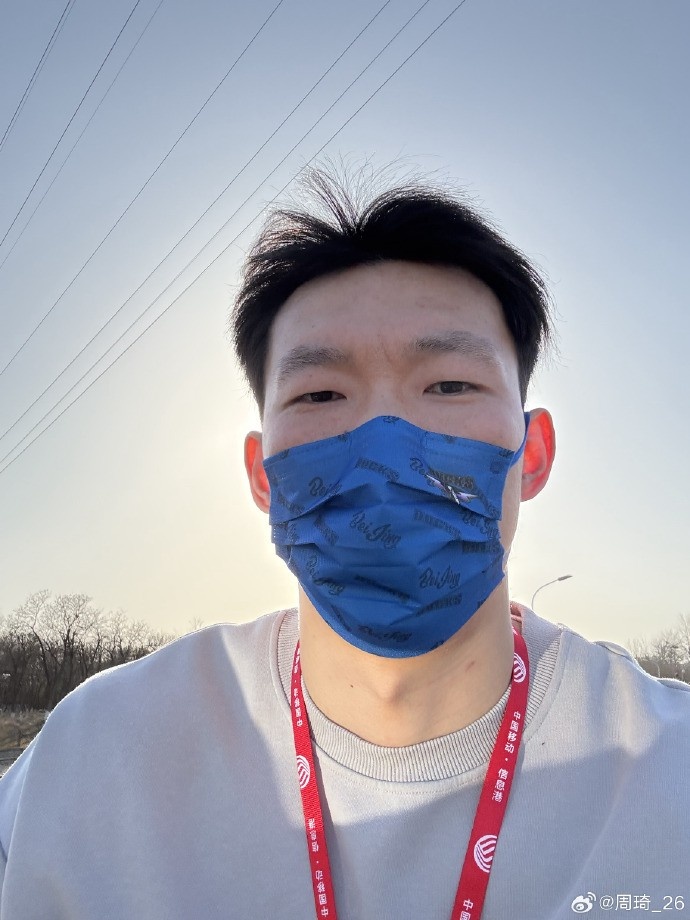  悠閑！周琦騎京牌電動(dòng)車出行：太陽出來了 開京牌兜兜風(fēng)！