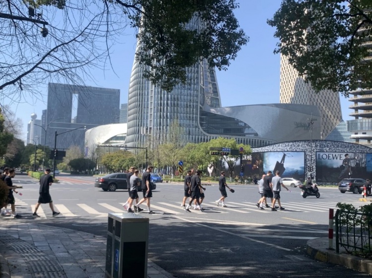  心態(tài)放松，有網(wǎng)友拍到澳大利亞隊(duì)早上在萬(wàn)象城citywalk