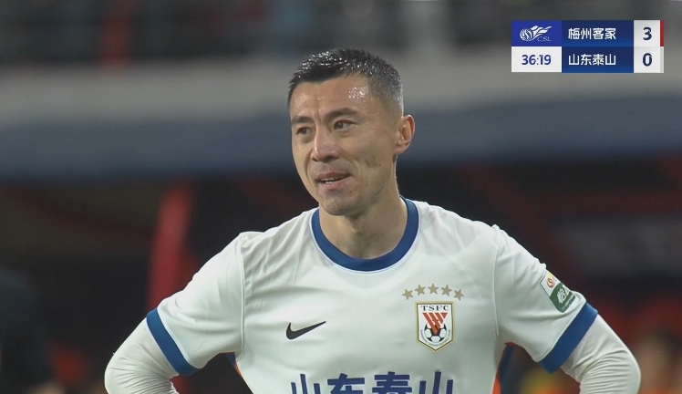  34分鐘0-3落后！36歲鄭錚苦笑36歲大雷沮喪 替補(bǔ)席黃政宇神態(tài)輕松