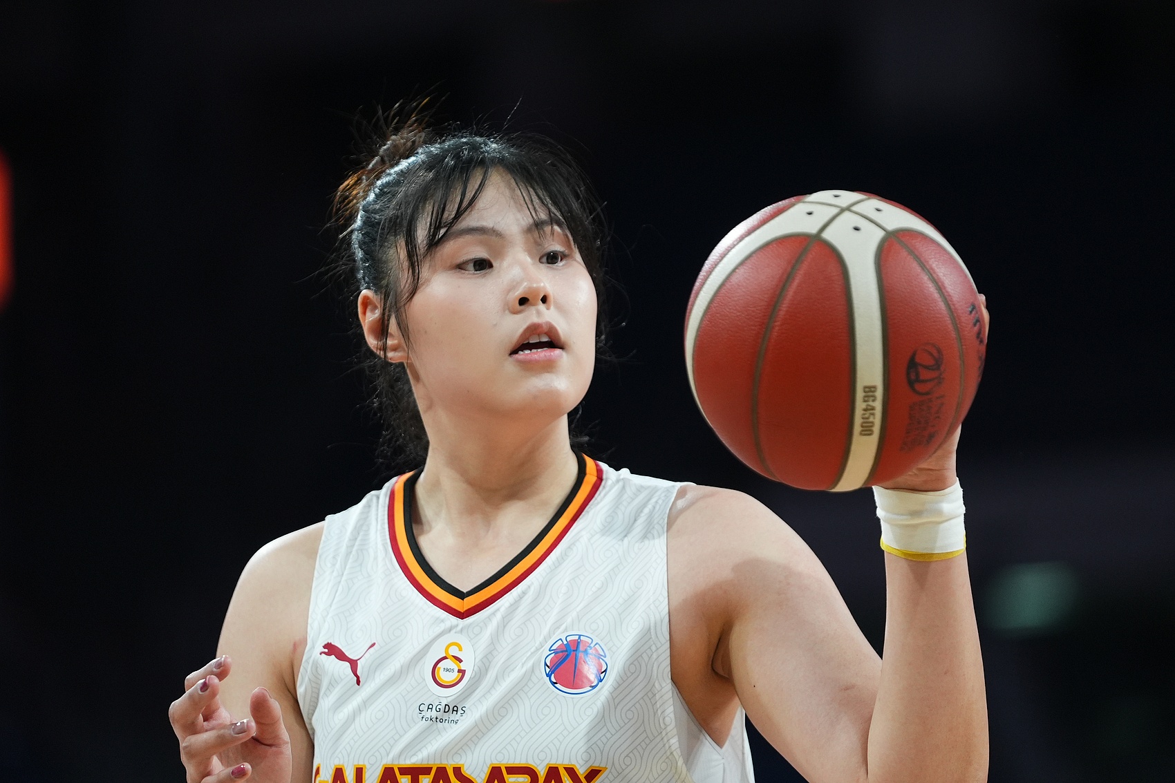  穩(wěn)定高效！李月汝9中6得到18分10板1助2斷1帽 罰球6中6
