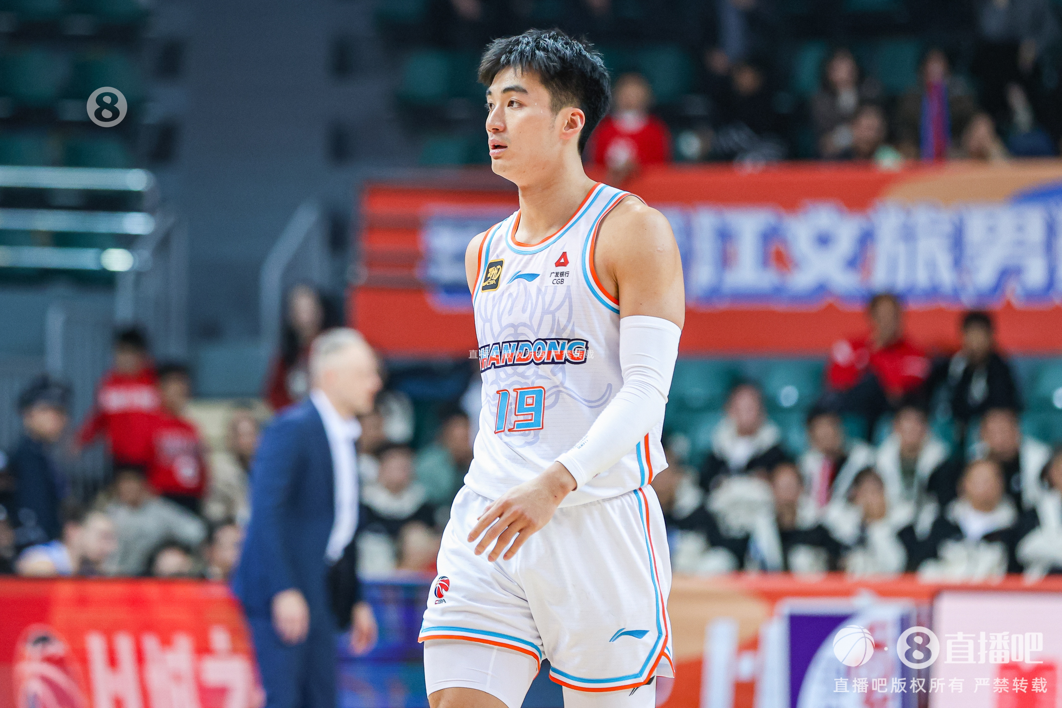  今天效率奇高！于德豪上半場11分鐘7投5中砍下全隊(duì)最高的12分