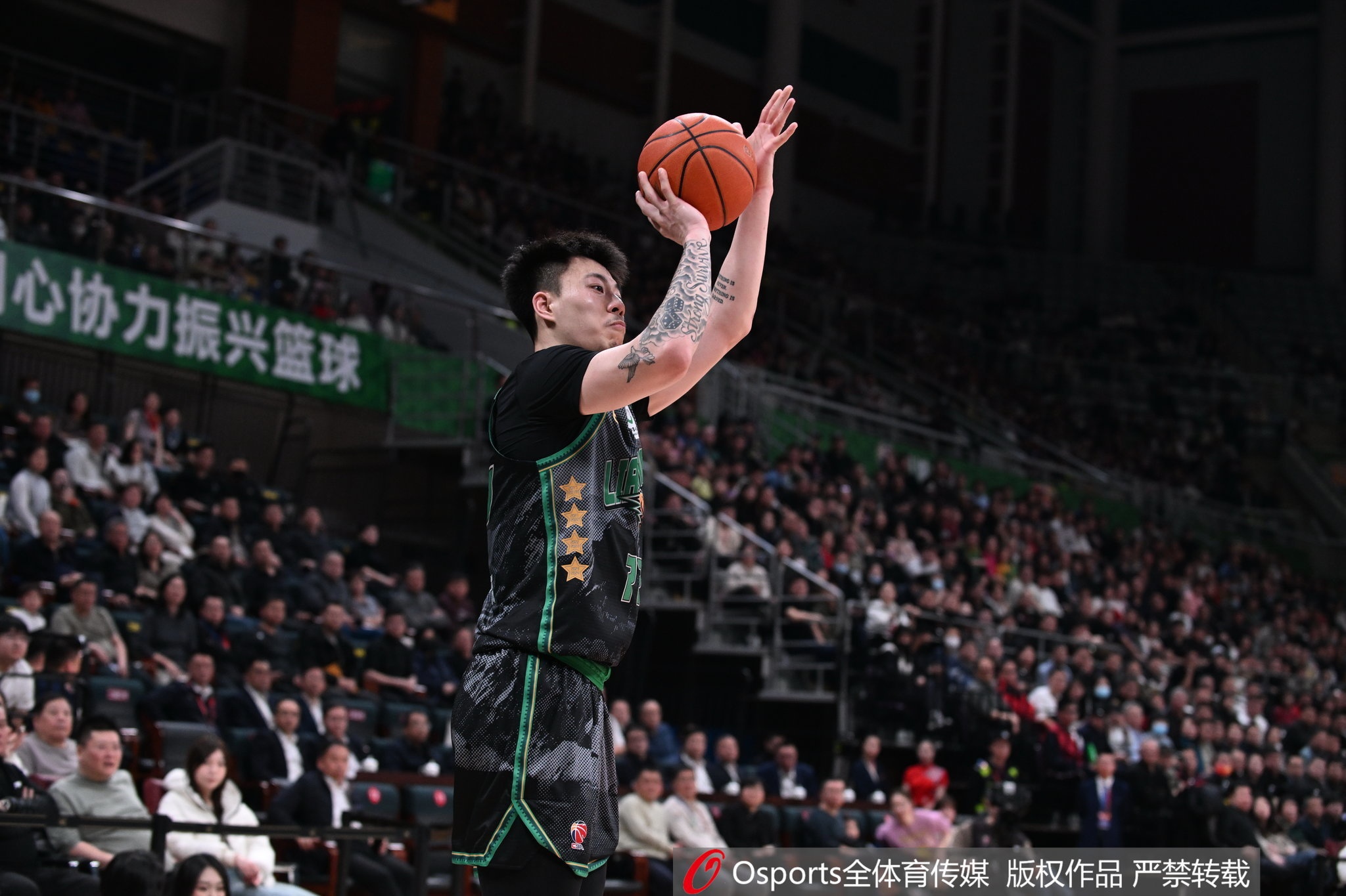  雙星閃耀！張鎮(zhèn)麟&韓德君半場(chǎng)合計(jì)12中8 合砍21分9籃板2助攻2搶斷